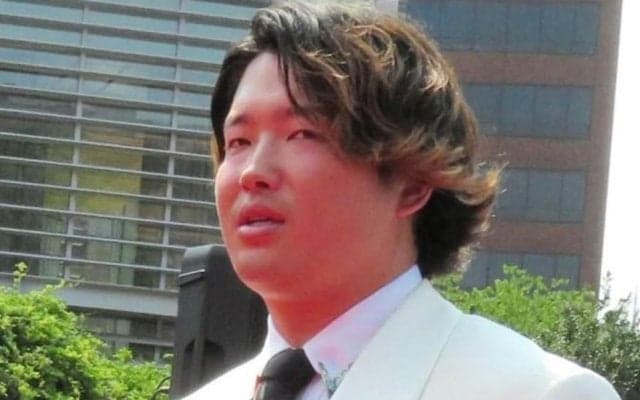 村上宗隆の移動風景　手に持ったアイテムにファン興味津々「大谷さん限定緑茶ボトル持ってるよね？」「西川のマット」髪を結んだレアスタイルも