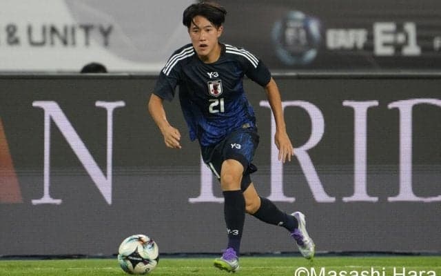 ｢セカンドで決まり｣19歳の日本代表MFが加入したスペイン名門、“地中海の夕日”新アウェイユニに大反響｢かっこよすぎ｣｢革新的｣｢ソソられる｣