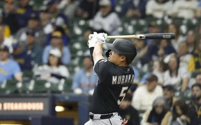 村上宗隆２４号アーチに敵地騒然！直近６戦４発の量産態勢！岡本和真に並んでメジャー１年目の日本選手最多記録　球団が熊本支援発表の日に８試合連続安打