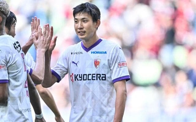 ｢後世に語り継がれるビックリ映像｣ドイツ2年目FW原大智が本人も相手GKも驚きの“ラッキーゴール”を記録！｢ギャグ漫画みたいなゴール｣｢事故ゴール決まって草｣