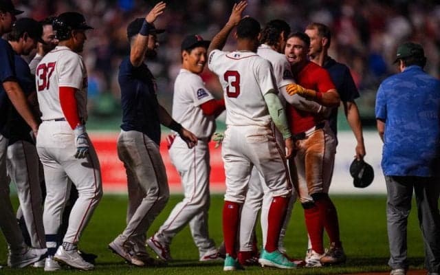 レッドソックスが劇的逆転サヨナラで８連勝！九回２死から同点→延長十三回死闘に終止符「本当にビッグゲーム」吉田正尚も奮闘２安打１打点　本拠地熱狂