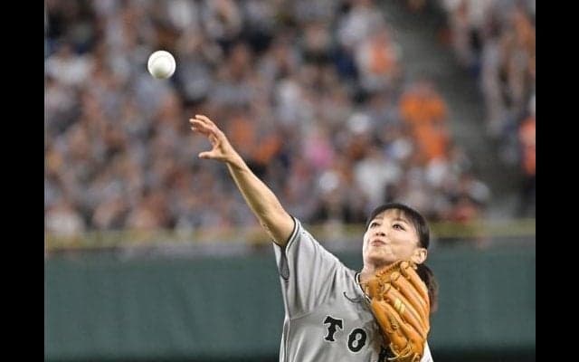 ５４歳美脚アナが豪快投球　望月理恵が始球式　捕手・小林のミットにショートバウンドで収まる　場内歓声