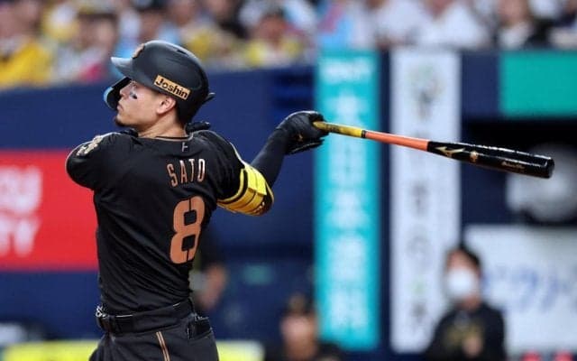阪神　佐藤輝が高橋宏から２３号２ランで先制　バックスクリーンへ特大弾　入団２年目から京セラで５年連続弾
