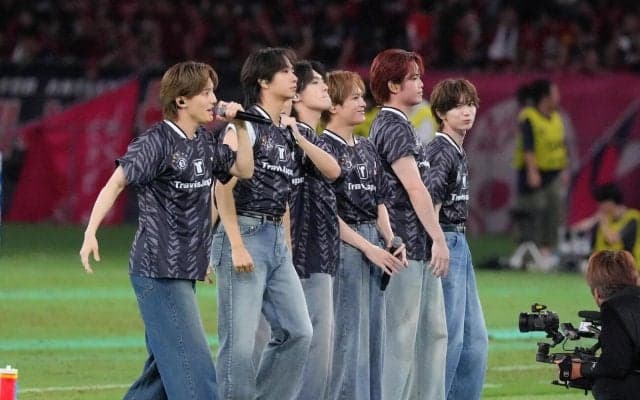Travis Japan、歴史的なJ1開幕戦でハーフタイムショー「僕らが届けたい応援」