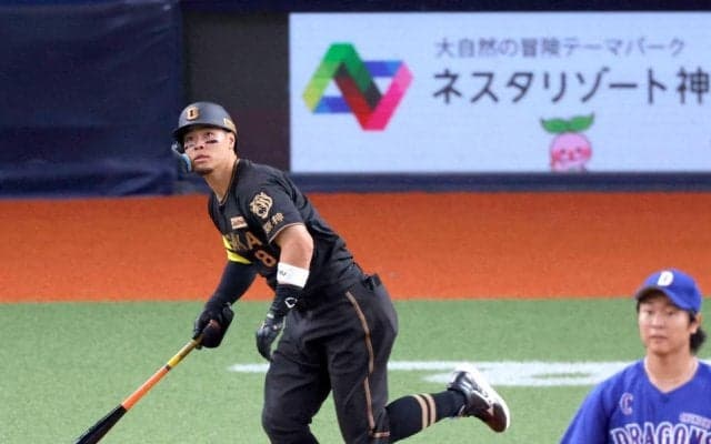 阪神・佐藤輝　待望の後半戦１号　黒虎ユニで特大一発　５年連続京セラ弾も痛恨九回逆転負け　巨人負け単独首位変わらず