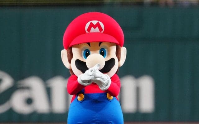 【巨人】「半端ない」マリオの身体能力にSNSも驚き　始球式に登場「ナイスピッチング」