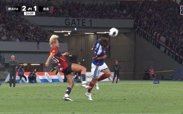「ミドルキック炸裂」鈴木優磨、強烈腹蹴り→今季初イエローカードにファン物議「ちょっと厳しいな」「開幕戦からお祖母様に怒られる」