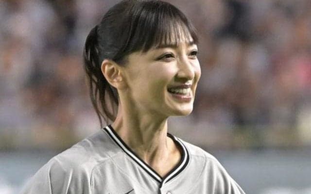 「どんどん若返ってる！」話題の美人アナが東京Ｄ降臨　何歳！？　鍛えてる！ふくらはぎ筋肉ピキーン　奇跡の投球姿に「かっこいい」「アイドル？」「女神」