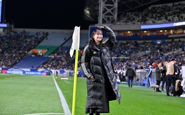 ｢なんだこの最強コンビ｣国立J開幕“神試合”を生観戦した仲良しサッカー美女コンビの現地ショットが話題！｢メッシとクリロナレベルです｣｢めちゃくちゃ可愛い｣