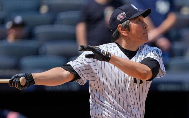 松井秀喜氏がヤンキースOB戦で二塁打　背番号「55」のピンストライプユニホーム姿を披露