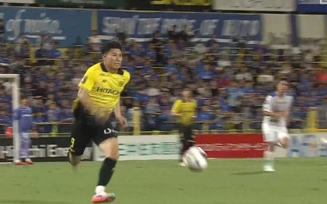 「反則だろ」24歳日本代表FW、交代直後の超加速→60m級ドリブルにスタジアム騒然「ヒットマンかよ」圧巻のファーストプレーに相手ファンも恐々