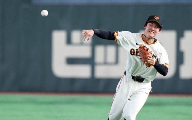 【巨人】浦田俊輔がファインプレー　猛ダッシュ→１回転送球で間一髪アウトに仕留める