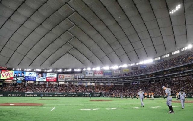 阪神・佐藤輝　衝撃の看板直撃弾　推定飛距離１４６メートル　野球少年からの“ラブレター”に応えた