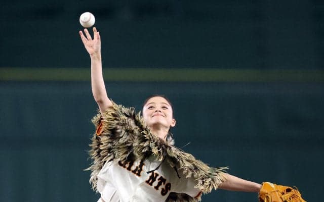 【巨人】橋本環奈が始球式「ノーバンで投げたかった」も…田中瑛斗の助言受け「成果100点」