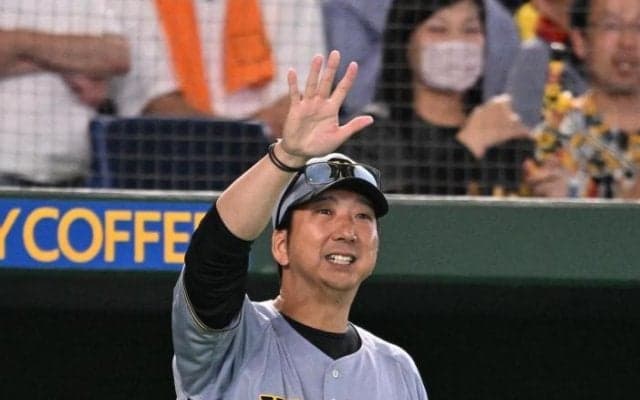 佐藤輝が右翼ポール上部付近を通過する大飛球　ファウル判定に藤川監督リクエストも覆らず　大型ビジョンのリプレー映像に虎党ため息
