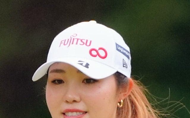 「構えいいね」古江彩佳、レア物イチローのグリーンのユニ姿でイチロー銅像前でポーズ