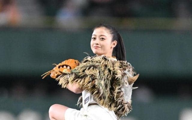 「顔ちっさ！」橋本環奈　始球式指導役の巨人２選手との３ショット　「ビジュアル強すぎる」「奇跡みたいに可愛い」