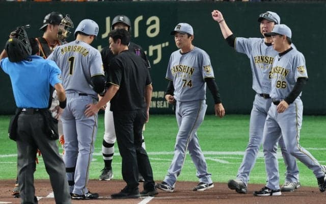 阪神・藤川監督、激高！西館から森下への死球で東京ドーム騒然　ベンチから一目散に飛び出し巨人ベンチに抗議　森下へは2試合連続