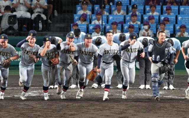 仙台育英　３年ぶりベスト８　初回に主砲・田山の先制打などで３点を先取、中盤、終盤にも加点　３投手の継投で反撃しのぐ