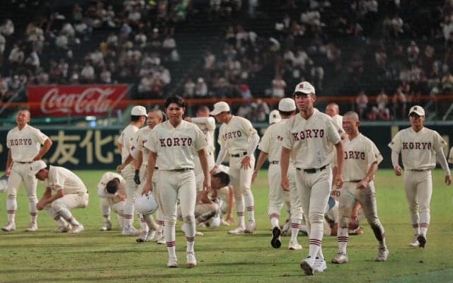 ｢私たちを甲子園に連れていって｣ 24年ぶりに願い叶えた拓大紅陵、スタンド埋めた大応援団に監督も感謝【26年夏甲子園】