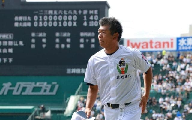 元阪神投手の佐野日大・麦倉洋一監督「このチームはよく頑張った。一番弱い代かなと思って」敗戦後はベンチ前で健大高崎をたたえて青柳監督と握手