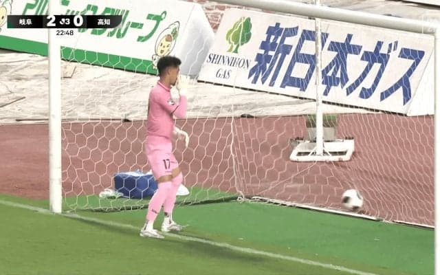「同情しちゃう」日本人GKの“ありえないオウンゴール”に衝撃…驚愕ミスに「嘘でしょ…」「何が起こった？」