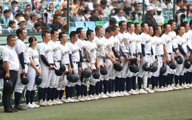 【甲子園】東日本国際大昌平のアルプスに南風　フラダンス部員が華麗に踊って声援