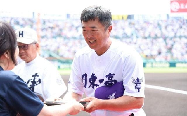 関東第一・米沢監督と日大鶴ケ丘・萩生田監督、甲子園で表彰式