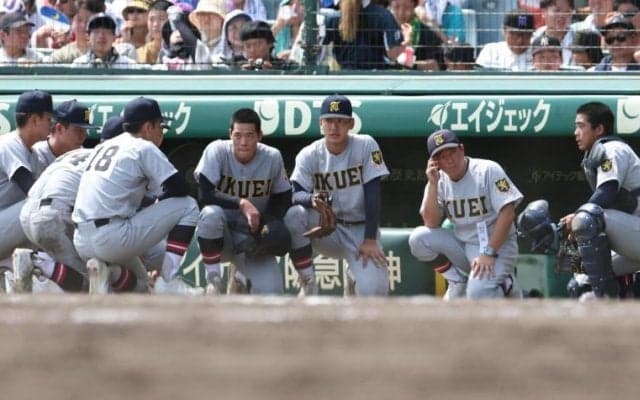 仙台育英が大敗で涙の準々決勝敗退　毎回の１８安打許し１１失点　夏の甲子園７年ぶりの屈辱　星よつはマネも目にいっぱいの涙を