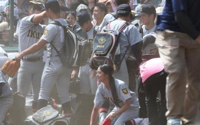 仙台育英　星よつはマネも甲子園の砂を集める　気丈に号泣する選手たちを励ますも涙止まらず「もっとみんなと戦いたかった」