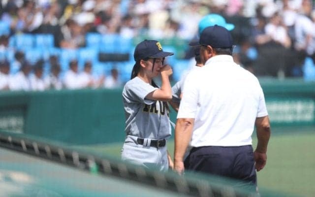仙台育英・星よつはマネジャーは涙　ナインを称える→甲子園の土を集める…清々しい振る舞い