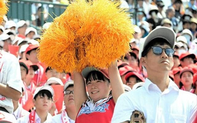 智弁和歌山アルプス席を彩るチア　大きく重いポンポンを両手に応援