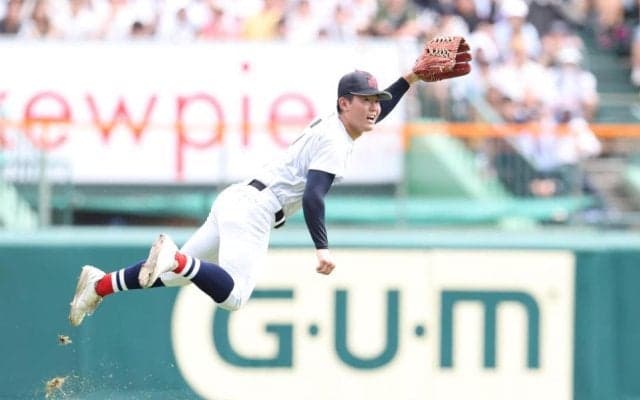 横浜　左翼の江坂が驚異のレーザービーム！寸分の狂いなくタッチアウトに織田も目を見開く　甲子園もネットも騒然「えげつない返球」「やっべえええええ」