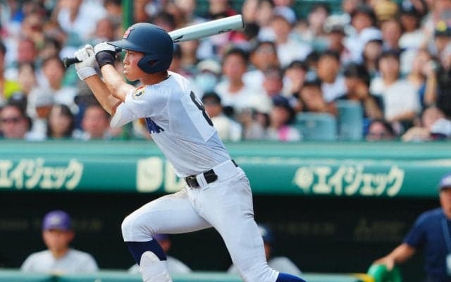 【甲子園】横浜、４回に追加点でリード広げる　安食琥太郎の一ゴロ、小林大雅の中前適時打