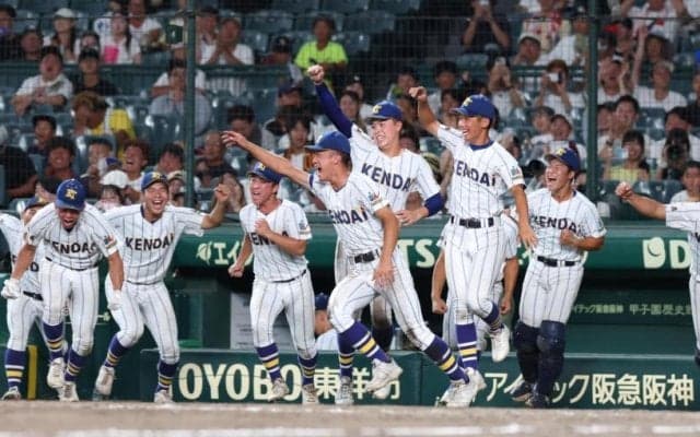 健大高崎が劇的サヨナラ勝ちで初の夏４強！タイブレークの激闘制す　エース石垣は魂の熱投で１０回１１０球完封　準決勝は天理と対戦