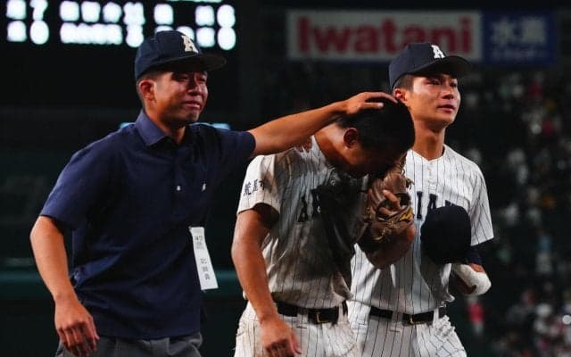 【甲子園】サヨナラの有明はビデオ検証実らず…アルプスへの挨拶で骨折・工が涙の選手を励ます
