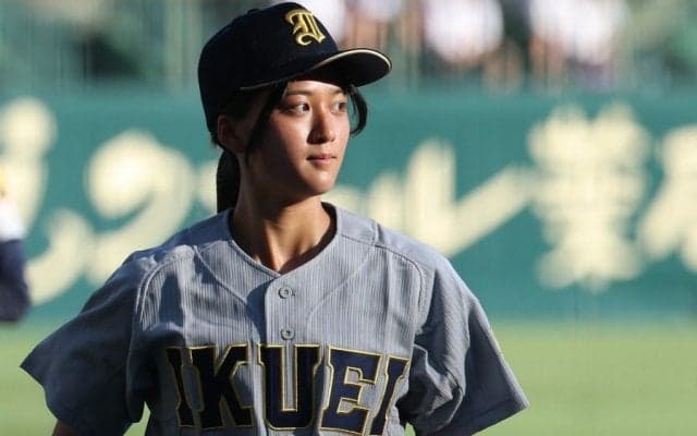 涙する女子部員…背中に添えた“右手”に感動「素敵な光景」　ベンチで支えたひと夏の思い出