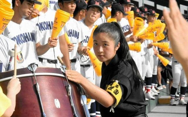 「あと二つ、全力で」　横浜に初の女性応援団長、選手たちからも信頼