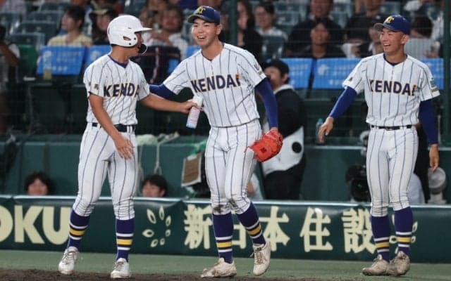 「向上心が素晴らしい」健大高崎・青柳監督が2年生エースをべた褒め！アウェーの雰囲気に飲まれず10回完封で初の夏ベスト4決める【26年夏の甲子園】