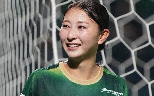 ｢風邪引くなよ｣｢スタイル抜群｣なでしこ塩越柚歩、“斬新ショート丈”のユニ姿に大反響！ ｢可愛すぎるー｣｢お茶目で最高｣WEリーグ開幕へ