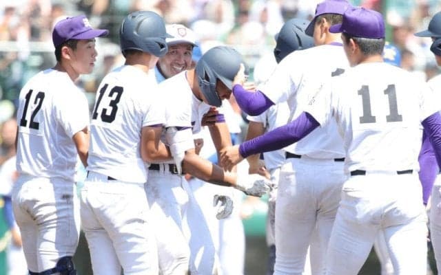 天理のエース長尾　最後に涙も「この甲子園で成長することができた」　１失点完投も無念　最後の打者になった２年生を抱き抱える姿に「高校球児の鏡」とＳＮＳ