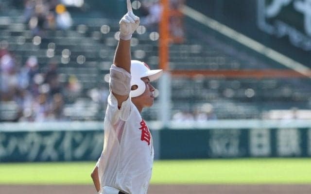 「額縁に入れて飾る」　甲子園で激写された“奇跡の1枚”…18.44mで広がった対照的な光景