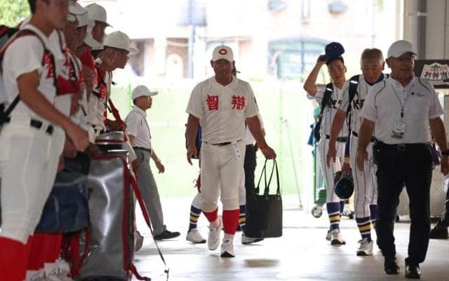 夏の甲子園決勝　緊張感漂う両チームの球場入り　青柳監督と中谷監督が球場入り前にあいさつ　頂点に立つのは攻撃力か投手力か