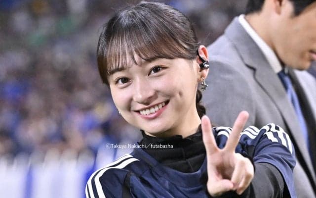 ｢AIかと思うくらい可愛い｣元日向坂46・影山優佳、国立ピッチ脇での“ウインク＆ピース”に悶絶！｢Jリーグ盛り上げていきましょう｣久々の影レポが大反響