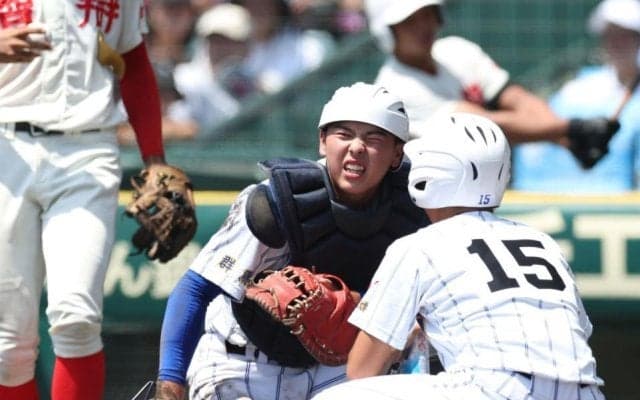 甲子園決勝で異例の光景　全選手がいったんベンチに引き揚げる　健大高崎の捕手・大岩が治療　時間を要すと場内アナウンスで説明