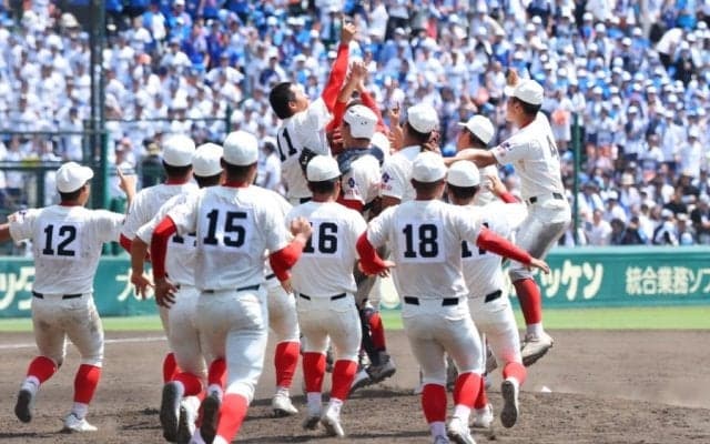 逆転勝利も…涙、涙の智弁和歌山エース　整列でハグした“人物”、甲子園で広がった光景