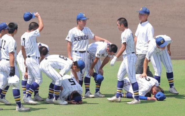 健大高崎が涙の準Ｖ　八回主将の一撃で逆転成功も…暴投で決勝点を献上　初の深紅の大旗には届かず
