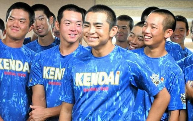 右翼ポール際の飛球、あの甲子園がよぎった　健大高崎の石田雄星主将