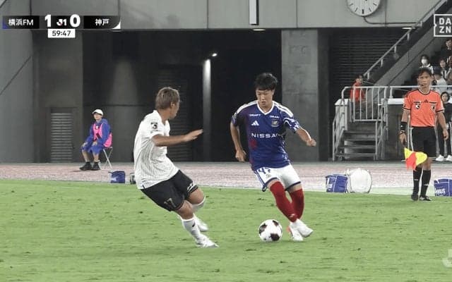 「本当に16歳？」マリノス超新星の“緩急ドリブル”にファン喝采！左サイドを切り裂く姿に「エレガント」「うまいなぁ」
