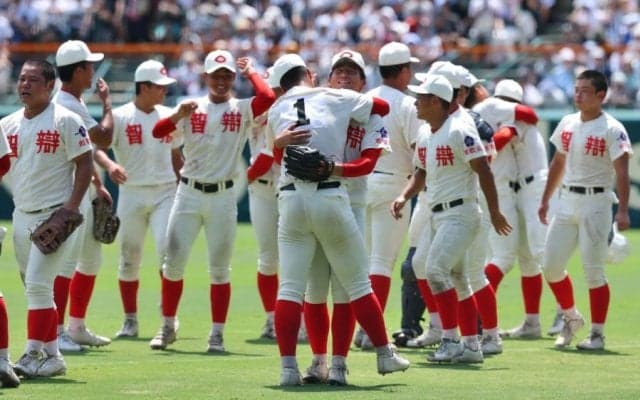 「真のスポーツマンシップ」甲子園決勝後に感涙…勝敗関係なしの“急接近”「神々しい」